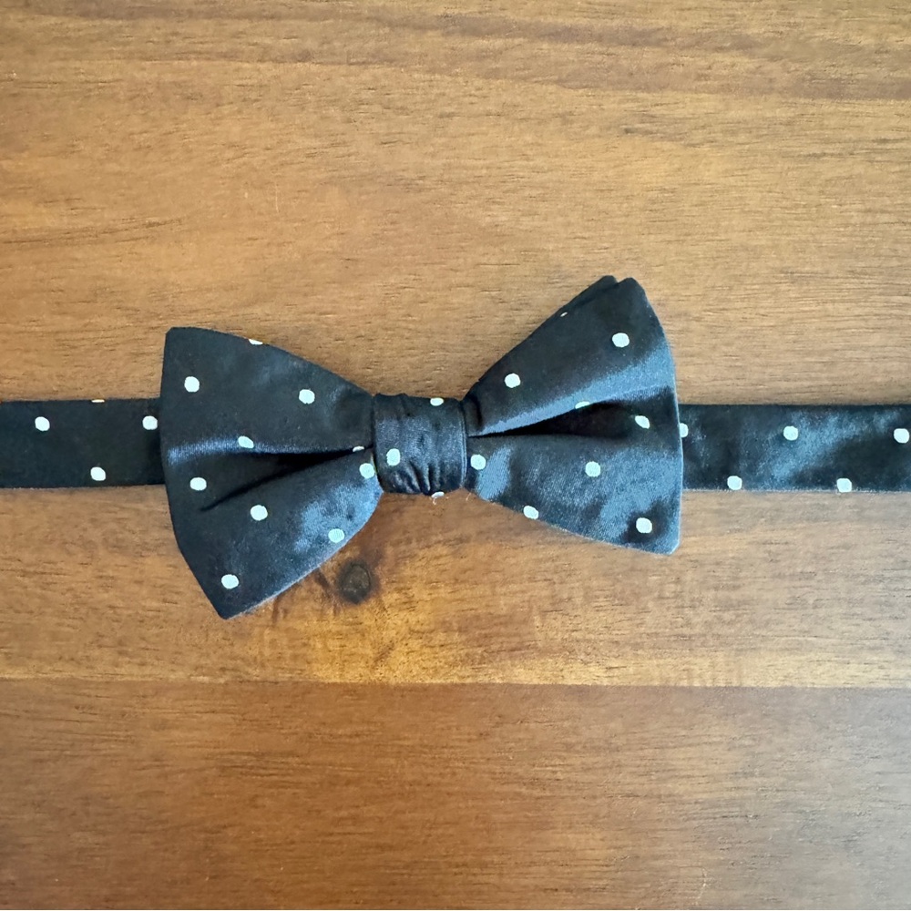 Black/white polka dot Express bow tie